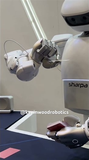Robot Autonomous Card Dealer #ces2026 @SharpaRobotics