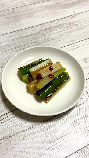 🔥簡単＆絶品おかず🔥 焼きネギの白だしマリネ✨ 焼くだけで甘みUP！白だし＆ごま油の香りが食欲そそる、冷蔵庫で30分で完成の時短レシピ🥢 副菜にもおつまみにもピッタリ！ぜひ試してみてね😊💡 📖 詳しいレシピはブログで！ 📺 作り方の動画はYouTube＆TikTokで公開中🎥 作り方 ①長ネギ（３〜４本）を食べやすい大きさにカットします。（約5cmの長さがおすすめ） ②フライパンにごま油（大さじ１）を入れて長ネギを入れて両面に焼き色がつくまで焼く ③タッパーやビニールに長ネギを入れて、白だし（大さじ１）、お酢（大さじ１）鷹の爪（お好み）で入れてよく混ぜる。 ④冷蔵庫で30分以上寝かせて味をなじませたら完成！ ブログにて、簡単料理レシピ、絵本レビュー、子育て情報など掲載しておりますので是非参考にされて下さい。 検索「ブラッシュアップ」 また、クックパッドから出る雑誌「クックパッドプラス2024年冬号」の付録カレンダーにレシピが一品掲載されています。 よかったら是非参考にされてみて下さい #焼きネギ #白だしマリネ #簡単レシピ #副菜レシピ #おつまみレシピ #和風おかず