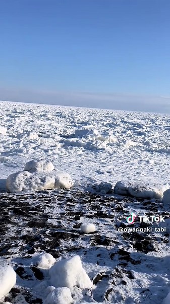 流氷接岸の美しい朝：紋別市の海