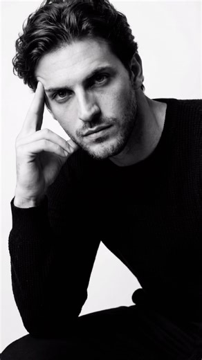 @nano_banana_ibot on Instagram: "Prompt👇🏻Ссылка на бота в шапке профиля -переходите по ссылке -отправляете свою фотографию -вставляете prompt: Black and white studio portrait, seamless white background; man (KEEP ORIGINAL FACE FROM UPLOADED PHOTO EXACTLY, do not alter facial features in any way, no face changes even 1%); camera angle: eye-level, tight portrait crop; pose: model leaning slightly forward, elbow resting on knee, fingers touching temple; outfit: textured black knit top, minimal ac