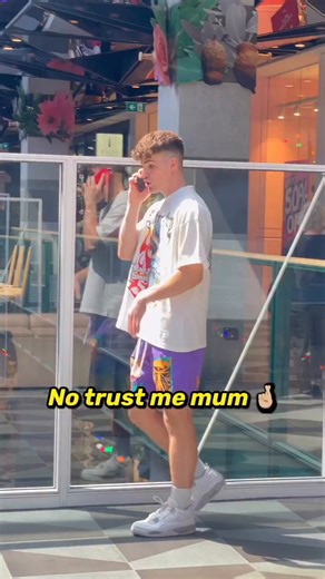 When you tell your mum your new girlfriend is right next to you… then call her an owl in front of her 😂🦉 ‘Who?’ ‘Exactly.’ Bro recovered zero times 💀