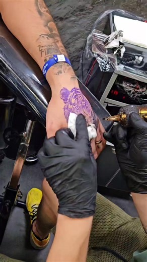 139 reactions | Power and balance 女 Two fierce guardians inked to...