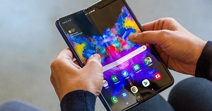 CNET is folding the Galaxy Fold 200,000 times live on YouTube