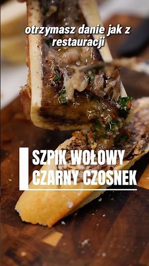 Pieczony szpik wołowy, do tego fermentowany czosnek i salsa z pietruszki #gotowanie #przepis #szpik