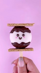 83K views · 1.4K reactions | Kiss me s’more Oreo pops. Bringing these back from last year because they were so cute! #oreo #oreopop #oreopops #chocolatecoveredoreos #dippedoreos #dippedtreats #treatbox #treatboxes #oreos #smore #smores #smorescookies | beautyanddasweetz | Facebook