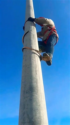 How lineman claiming on a utility pole? #lineman #shorts