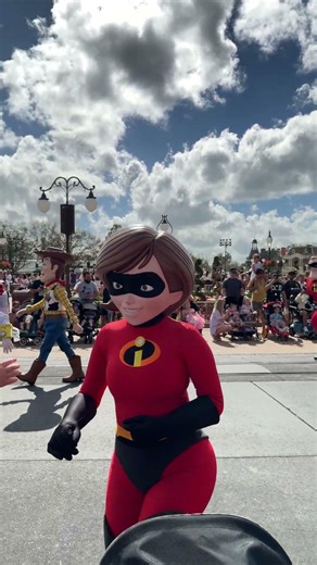 Meet Helen Parr of The Incredibles #theincredibles #waltdisney #waltdisneyworld #parade #disney