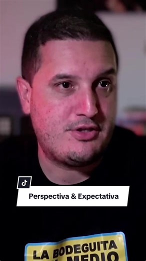 Lo que frustra a las personas no es la realidad… son las expectativas demasiado altas. Nos enseñaron que “más” siempre es mejor. Más dinero, Más carro, Más resultados. ¿Pero según quién? Lo que para ti es suficiente, para otro no lo es. El problema no es lo que tienes, es compararlo con estándares que ni siquiera elegiste. Ni siquiera sabes hacia dónde vas… y ya te estás exigiendo más. La clave es definir qué es “suficiente” para ti y construir desde ahí. Si quieres hacerlo bien desde el inicio,