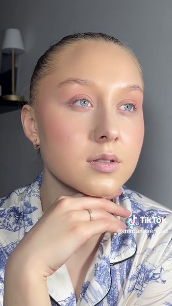 Cel mai frumos “ blush “ ever pe care l-am purtat, arată incredibil de sănătos și radiant. Love efectiv😍🫠✨#blush #redlipstick