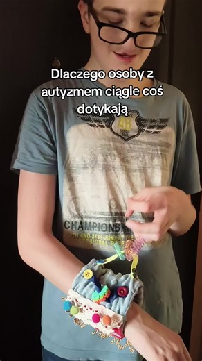 Ten rękaw pomaga Kubie uspokoić mózg i skupić się. Tak działa stimming w spektrum autyzmu.#autyzm #spektrumautyzmu #autism #stimming #edukacja