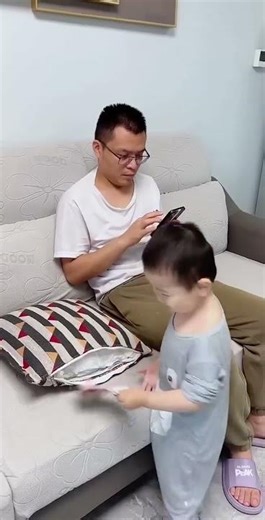 Dad steals his child's snacks, but unexpectedly in the next second, the child finds all his hidden
