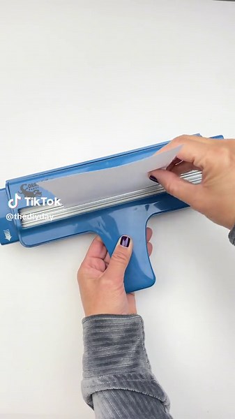 The main event is the butterfly on the inside, so I kept the front of the card simple with a corrugated base and a variety of hellos. #greetingscard #papercraftingaddict #notecard #thankyoucard #makersgonnashare #craftlovers #cardmaker #homemadecard #snailmailer #paperlovers #craftylife #paperaddict #happymailideas #diecuts #greetingcard #craftingideas #crafts #cardmakingfun #cardstockcrafts #greetingcarddesign #butterflylover #snailmail #paper #cards