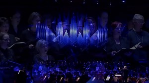 Heute vor 150 Jahren wurde mit dem russischen Komponisten und Pianisten Alexander Skrjabin einer der großen Künstler-Visionäre geboren, die um 1900 den Übergang von der Romantik zur Moderne mitprägten. Neben seinem zweiten Hauptwerk „Poème de l’extase“ ist in unserem YouTube-Channel auch der komplette Mitschnitt von „Prométhée – Le poème du feu“ zu finden – mit der Realisierung der „Luce-Stimme“ (Farbenklavier), mit der der Synästhet Skrjabin seiner Idee eines mystischen Gesamtkunstwerks einen S