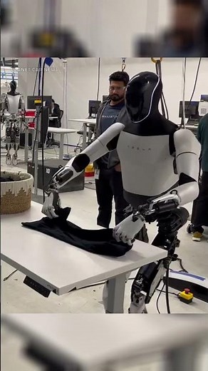 Tesla Optimus Bot FOLDS the Laundry !