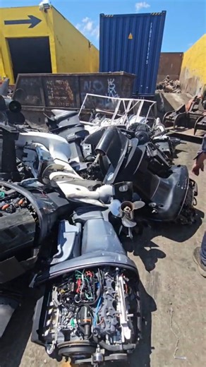 Disposing of old outboard motors 🤯 in our 4x2 program 🇺🇸 #boatlife #alamarmiami #outboard #boat #marine #fueradeborda #usa🇺🇸 | Alamar Miami