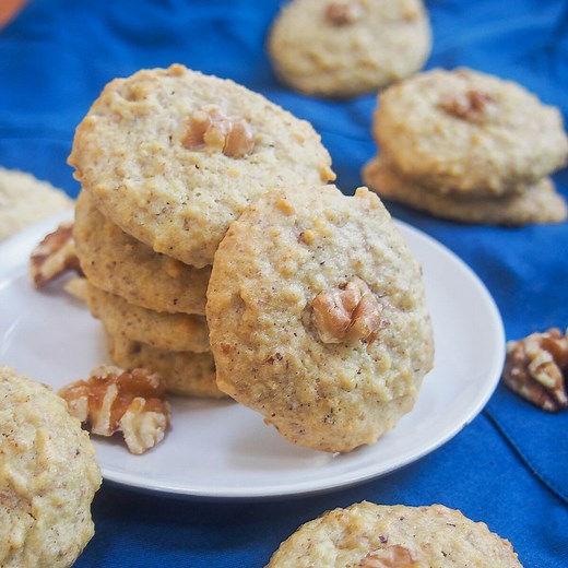 Persian walnut cookies (Nan-e gerdui) - Caroline's Cooking