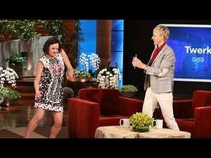 Elisabeth Moss Plays 'Heads Up!'