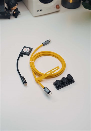 My charging setup just got a serious upgrade… and it’s surprisingly satisfying. So STYLEPIE sent me a few accessories to go with their STYLEPIE Gemini Cable, and honestly they make my whole setup way more convenient. First is their 5ft STYLEPIE long cable with 240W Power Delivery, which is perfect for fast charging bigger devices like laptops, tablets, and phones. The extra length is super useful when you’re charging from a desk outlet or bedside. They also sent their portable Apple Watch chargi