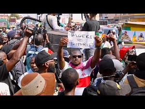 AES - ALGERIA: Massive mobilization of #Malians in front of the Algerian embassy | drone shot down