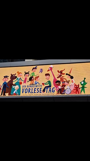 Liebe Freundinnen und Freunde, der Vorlesetag heute im @fussballmuseum war für alle eine große Freude. Es waren bestimmt 200 Schülerinnen und Schüler da, manche zum ersten Mal mit ihrer Schule extra dafür angereist, zum Beispiel aus Hagen. Danke! Coole Lehrerinnen und Lehrer, super organisiert vom Kommunalen Integrationszentrum Dortmund: https://www.dortmund.de/rathaus/verwaltung/amt-fuer-angelegenheiten-des-oberbuergermeisters-und-des-rates/kommunales-integrationszentrum-dortmund-mia-do-ki/ Vor