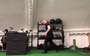 3.迈步单腿跳箱 STEP IN ONE LEG BOX JUMPS