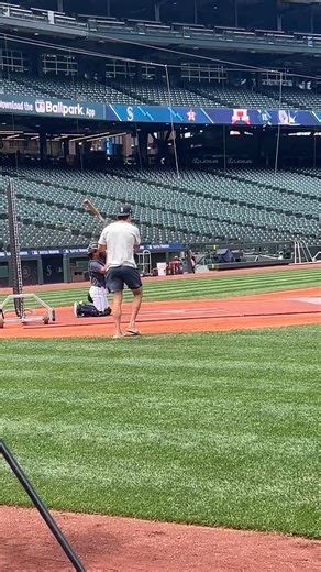 Bryan Woo steps into the box as Bryce Miller warms up for live BP — just messing around… or maybe testing his luck 👀⚾️ All taking place on the Batting Mat Pro, built to handle every rep. 🎥: @circlingsports | On Deck Sports