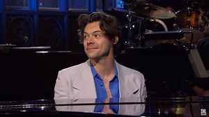 Harry Styles is all One Direction jokes in his 'SNL' monologue