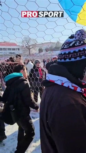 „Aici a apărat Țețe Moraru”. Fanii dinamoviști au tăiat plasa porții, pentru suveniruri #dinamo