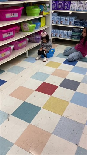 Momentos graciosos de bebés en la tienda física