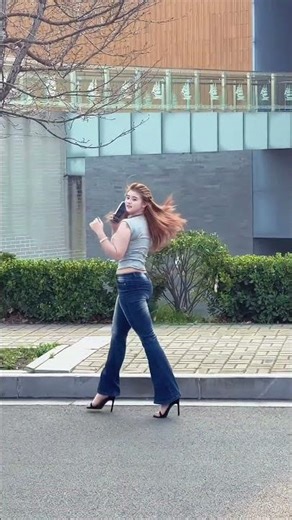 1.8-meter Legs in Stilettos: Photo Power Show