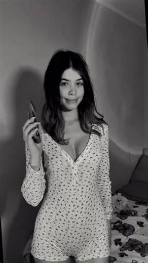 Ruby on Instagram: "1997년 개봉한 영화 Titanic은 잭과 로즈의 운명적인 사랑을 통해 비극 속에서도 오래 남는 감정의 깊이를 보여주는 작품입니다. 화려한 연출보다 인물의 감정에 더 집중한 제임스 카메론 감독의 스타일은 지금 다시 봐도 묘하게 가슴을 울리죠. 배가 침몰하는 장면이 아닌, 두 사람이 서로를 바라보던 순간들이 더 강하게 기억에 남는 영화이기도 합니다. 이 감정을 완성해주는 곡이 바로 셀린 디온의 *“My Heart Will Go On”*입니다. 처음 들으면 잔잔한데, 어느 순간 자연스럽게 가슴이 벅차오르는 느낌을 줍니다. 특히 후반부의 고조되는 보컬은 영화 속 잭과 로즈의 마지막 장면과 겹쳐지면서 괜히 마음이 서늘해지기도 하고요. 많은 분들이 “이 노래가 나오면 왜 그 장면이 자동으로 떠오르는지 모르겠다”고 말하는데, 그만큼 영화와 음악이 자연스럽게 얽혀 있는 곡입니다. 1998년 아카데미 주제가상을 비롯해 여러 상을 휩쓴 건 단지 인기 때문만은 아