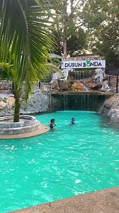 @dusun_bonda is located in the forests of Batang Kali. The resort is a kid-friendly glamping spot with manmade pool and waterfall, playground and other family-friendly amenities. Dusun Bonda, which translates to mother’s orchard, is tucked in a fruit orchard along the river. #PusingSelangorDulu | Tourism Selangor