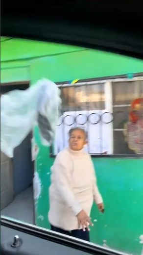 No le gustó que él se estacionara enfrente de su casa a pesar de ser vía pública