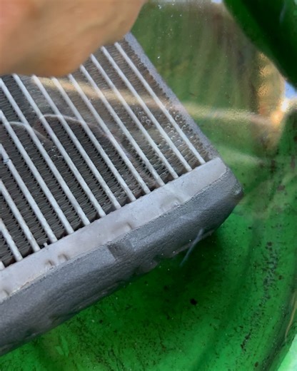 CAR SHOP JANK on Instagram: "6C POLO エバポレーター交換。 ・ ゴルフ7など同年代の車種でエバポレーターからA/Cガスが漏れることが多いという噂を数年前からよく聞くようになっておりましたが去年うちでも初めて6C POLOでエバポレーター交換を行い、こちらがJANKでは2台目のエバポレーター交換。 ・ ダッシュボードを取り外さなければ交換ができない為費用とお時間少しかかりますが、交換しないとA/Cが効かず夏は乗れないので暑くなる前に作業をさせて頂きました。"