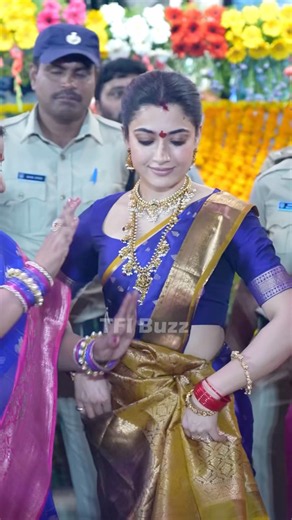 రష్మిక మందన బతుకమ్మ సెలబ్రేషన్స్ లో కుమ్మేస్తుంది | Rashmika At Bathukamma Celebrations | TFI Buzz