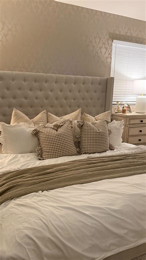 Mayra Isabel on Instagram: "This room is a work in progress but it looks so much better 🛌🧚✨ #bedroom #bedroommakeover"