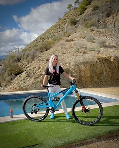 🍊2022 ORANGE SWITCH 6 BUILD IN 60 SECS🍊 ...I felt lazy, so asked Suzy to build this one for me! Orange Bikes Schwalbe tires CushCore | Ben Moore