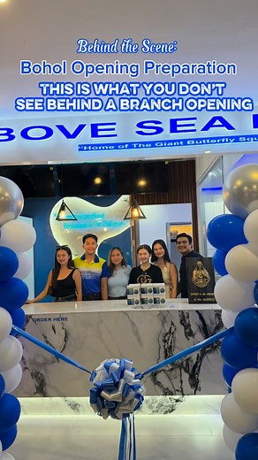 𝑩𝑬𝑯𝑰𝑵𝑫 𝑬𝑽𝑬𝑹𝒀 𝑩𝑹𝑨𝑵𝑪𝑯 𝑶𝑷𝑬𝑵𝑰𝑵𝑮 𝑩𝒚 𝑨𝒃𝒐𝒗𝒆 𝑺𝒆𝒂 𝑳𝒆𝒗𝒆𝒍 𝑬𝒑𝒊𝒔𝒐𝒅𝒆 2 — 𝑩𝑶𝑯𝑶𝑳: 𝑾𝒉𝒆𝒏 𝑷𝒍𝒂𝒏𝒔 𝑭𝒂𝒍𝒍 𝑨𝒑𝒂𝒓𝒕, 𝑳𝒆𝒂𝒅𝒆𝒓𝒔𝒉𝒊𝒑 𝑺𝒕𝒆𝒑𝒔 𝑰𝒏 “Sometimes, the strength of a brand isn’t measured by perfect plans… but by how we rise when challenges hit.” Our trip to Bohol was supposed to be simple — guide, prepare, support. Pero nung nagka-delay sa stocks, nabaliktad lahat. Mabigat para sa franchisee… pero humarap kami. Nag-usap. Nagpaliwanag. Na