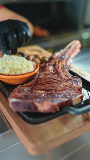 🔥 Tomahawk La Pira Carne jugosa, fresca y sellada al fuego, con un sabor intenso y ahumado que se queda. 🥩🔥 #grill #alcarbon #huecasquito #steakhouse #parati