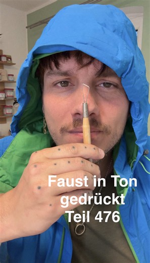 Goethes Faust I: Platte Nr. 476 Ich drucke Goethes Faust Buchstabe für Buchstabe in Ton. Jede Kachel entsteht von Hand, wird gestempelt, nummeriert, datiert. Daraus entsteht eines Tages ein Platz - der Faustplatz. Und wir erschaffen ihn, jeden Tag ein kleines Stück. #Keramikkunst #ContemporaryArt #goethe #slowart #faust