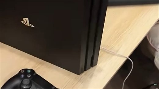 索尼PS4游戏机，海量游戏资源，运行流畅，畅享极致游戏体验！