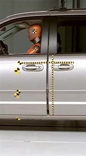 Краш тест / Crash test Dodge Caravan с незакрытой боковойы сдвижной дверью — на разгоне дверь постепенно открывается, в момент удара резко смещается,