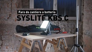 Potente, versatile e robusto per la vita in cantiere 💡 Il faro da cantiere KBS C è alimentato dalle batteria a slitta Festool 18V e permette di regolare l'intensità della luce a piacere a seconda della necessità. La base stabile consente di appoggiarlo con sicurezza su qualsiasi piano; i magneti rivestiti in gomma lo bloccano senza danneggiare il supporto; le asole agevolano il fissaggio con viti o chiodi anche a parete e soffitto. L'attacco specifico per il cavalletto di SYSLITE DUO garantisce