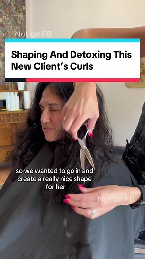 Part one of a new client’s curl cut and styling appointment. #curlspecialist #curlycut #curlyhair #wavyhair #curlyhairtutorial #ohiohairstylist