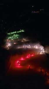 FIACCOLATA DI TEMÙ 🟢⚪️🔴. E’ la fiaccolata dei maestri di sci che apre i festeggiamenti per l’anno nuovo, sulle pista nera di Temù. 📆 Prossimo appuntamento il 30 dicembre alle 21.00 al passo del Tonale.VI ASPETTIAMO 😘 | Pontedilegno-Tonale