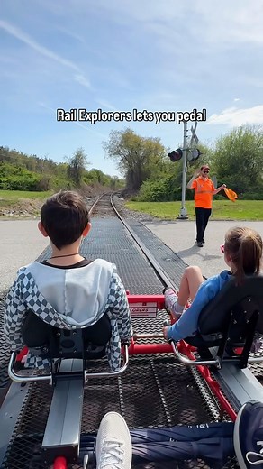 Things to know before you go: 📍Rail Explorers - Rhode Island Division @railexplorersusa 1 Alexander Road, Portsmouth, RI 🛤️ We did the Southern Circuit tour, which is a 3 miles ride to beautiful picnic area overlooking the bay, and then a 3 mile ride back. 🥨 Bring a small cooler with snacks and drinks to enjoy at the bayside picnic area before heading back to the station. 👀 TIP: if your kids have binoculars at home, bring them along! ⭐️ Specialty Tours: Sunset Tours Evening Lantern Rides Bru