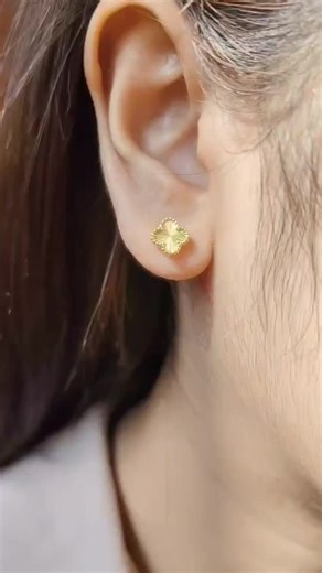 Newitaly18k on Instagram: "ต่างหูดอกไม้สไตล์วีซี🌺🌺ของใกล้หมดแล้วนะครับ สนใจสอบถามรายละเอียดเพิ่มเติม inbox หรือทาง Line@newitaly18k หรือโทร 099-635-1455 ห้าม Add QR code ใน Comment นะครับเป็นมิจฉาชีพ"