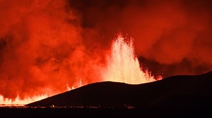 'Une fissure de près de 3 km' : en Islande, d'impressionnantes images d'une nouvelle éruption volcanique - RTBF Actus