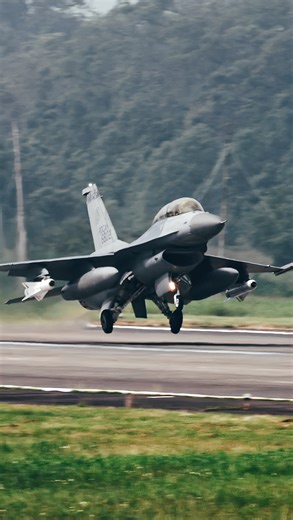 🔥稀有畫面加碼釋出！F-16V戰機發射「AGM-65B小牛飛彈」，精準打擊地面目標 ！🦅/#ROCArmedForces #ROCAF #F16V #ProtectOurCountry #ROC #Taiwan🇹🇼#中華民國空軍 #空軍 #AGM65B | 軍事新聞通訊社
