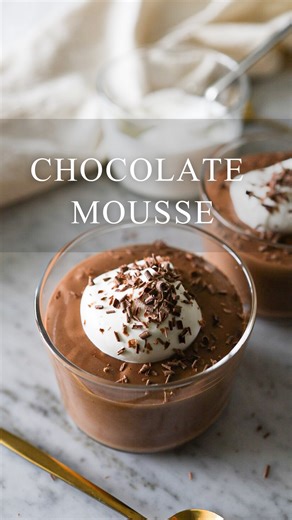 かお｜秘密のごちそうデリレシピ Kaori Kamiya on Instagram: "かお |秘密のごちそうデリレシピ 他のレシピはこちらから→ @kao_deli 《初のレシピ本発売中📕》 “至福のおもてなしレシピ” プロフィールURLと ハイライトにリンクがあります🔗 もうすぐバレンタイン 当日でも間に合う おうちで食べたいバレンタインデザート 【チョコムース】 卵黄を使って作る しっかり濃厚なチョコムースです デザートカップに入れて プレゼントするのもいいですね☺️ ＿＿＿＿＿＿＿＿＿＿＿＿ 「チョコムース」 ◼︎材料 200mlカップ 2個 ・板チョコレートブラック（ガーナ）2枚（100g） ・生クリーム 100ml ・グラニュー糖 30g ・水 大1 ・卵黄 2個 ・生クリーム（トッピング用） 適量 ◼︎作り方 ❶生クリームを7〜8分立てにしておく。 ❷板チョコをジッパー付きの袋に割り入れ、45℃程の湯を張ったボウルに沈めて溶かしておく。（トッピング用のチョコを少量残しておく） ❸耐熱容器にグラニュー糖と水を入れ、600Wのレンジで40秒程加熱し溶かしておく。 ❹ボウル